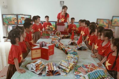Cô và trò trường Mầm non Liêm Thuận hưởng ứng ngày sách và văn hóa đọc